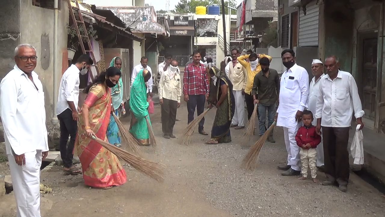 कळमसरा येथे ग्रामस्वच्छता अभियान ;  कोरोना योद्धा पुरस्कार वितरण