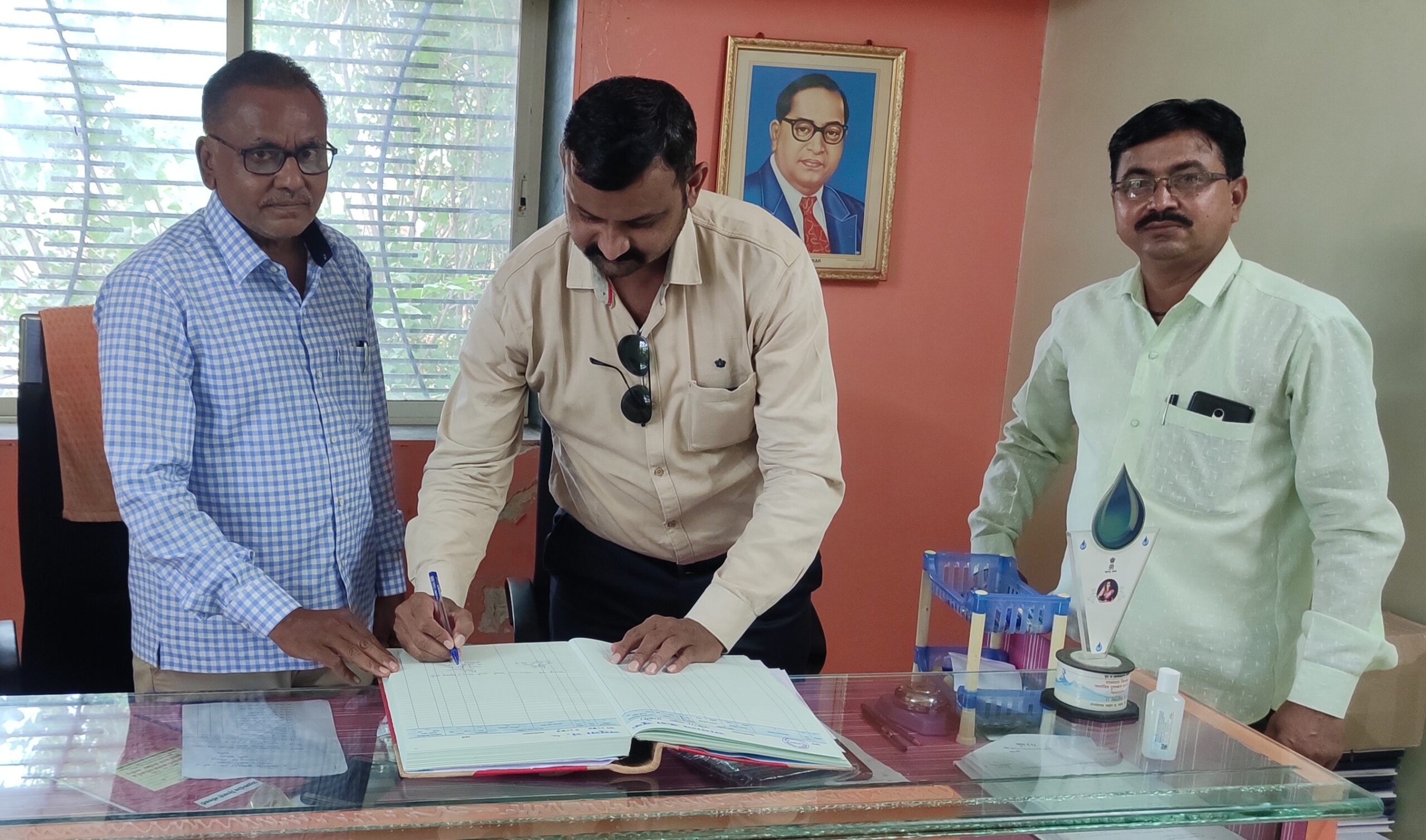 लोहारा ग्रामपंचायत च्या ग्रामविकास अधिकारी पदी गजानन काळे