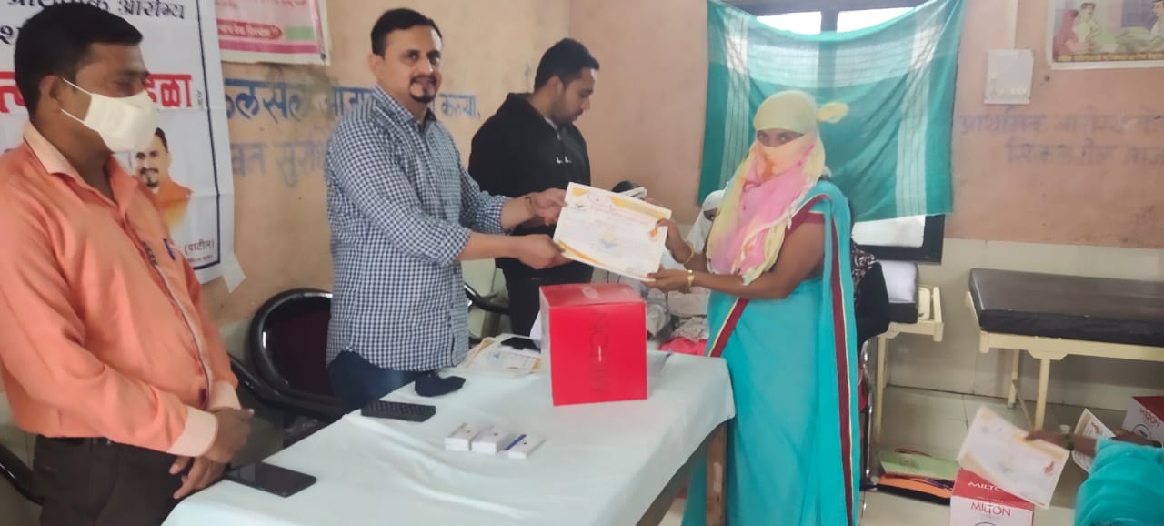 विघ्नहर्ता हॉस्पिटलतर्फे   लोहारा प्राथमिक आरोग्य केंद्रातील आशा स्वयंसेविकांचा कोरोना योद्धा पुरस्काराने सन्मान