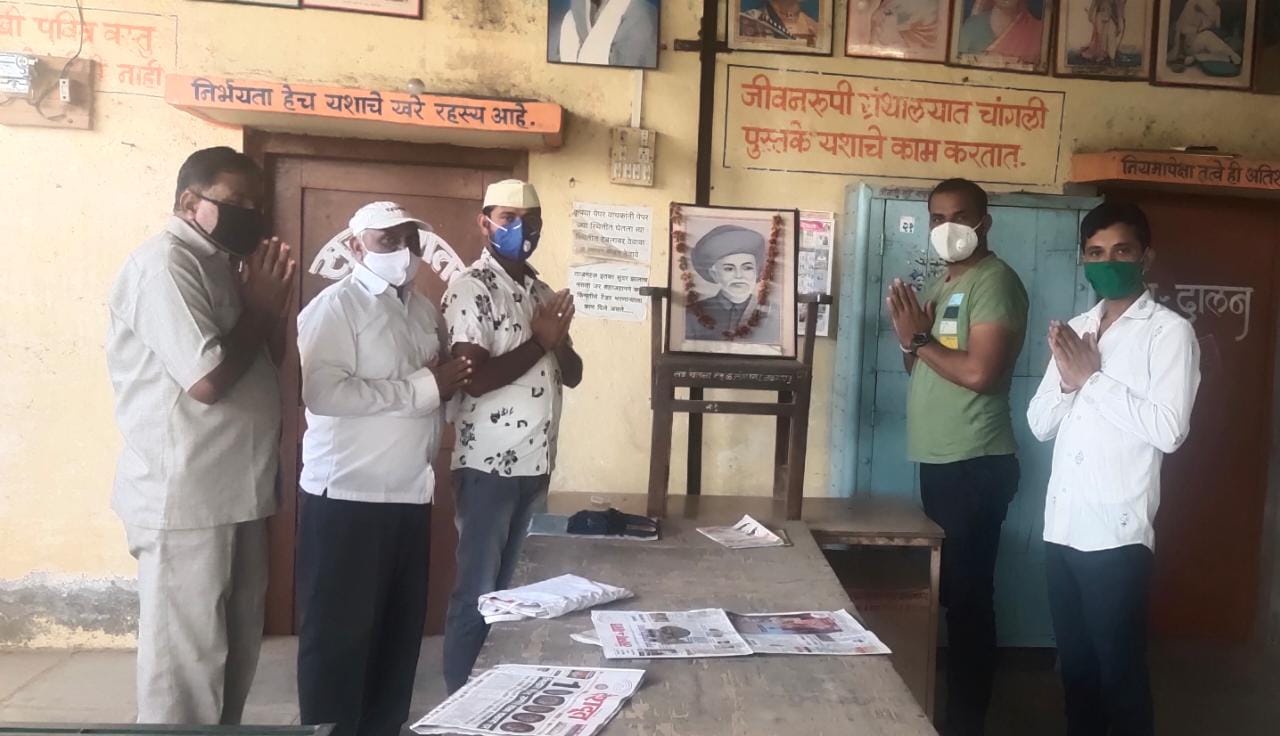 लोहारा येथे समाजसुधारक महात्मा ज्योतिराव फुले जयंती कोरोनाचे नियम पाळून साजरी