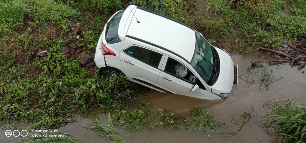 चारचाकी वाहन पुलाखाली कोसळल्याने डॉ. महाजन दाम्पत्य जखमी