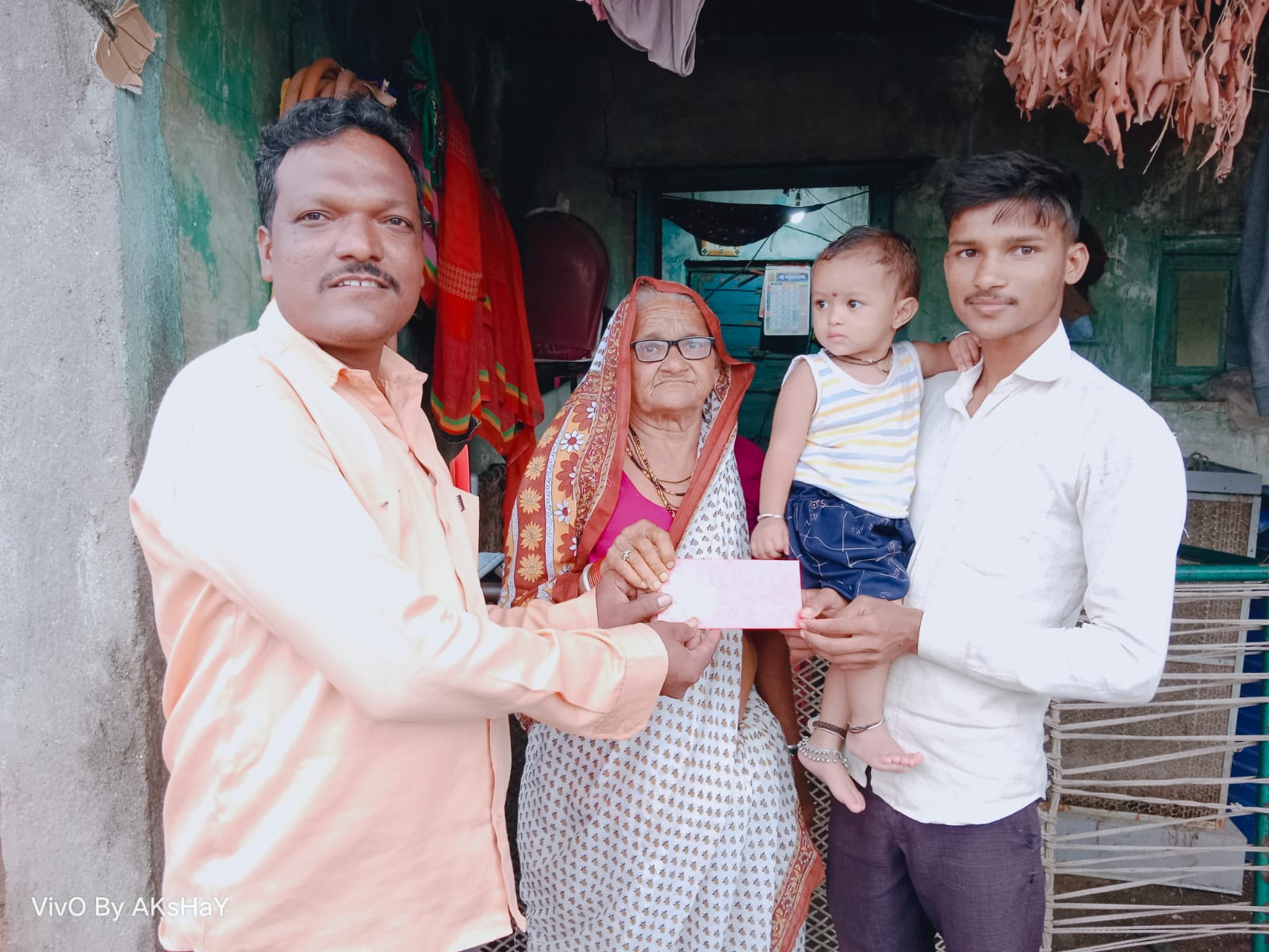 कोरोना ने प्राण गमावलेल्या व्यक्तींच्या वारसांना पत्रकाराने मदत करीत जोपासली सामाजिक बांधिलकी