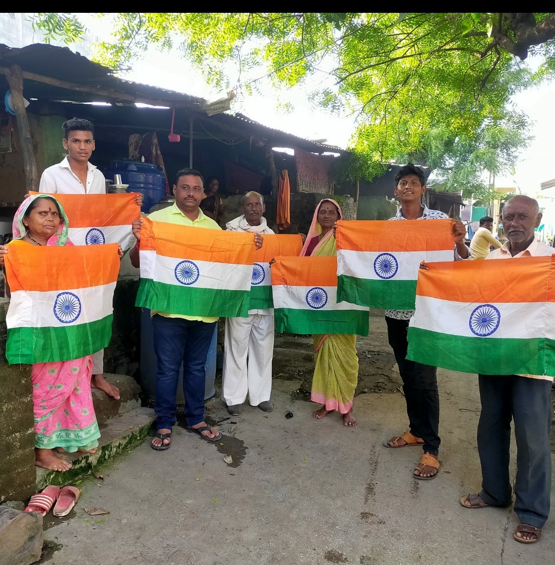 कुऱ्हाड खु।। भाजप शाखेतर्फे घरोघरी मोफत तिरंगाचे वाटप